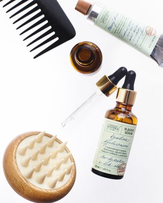 Dopřej si dnes vlasovou péči 🫶🏻✨ Vlasové sérum Kyselina hyaluronová 🤍 ✨ Vytváří ochranný štít na vlase ✨ Zabraňuje průniku...