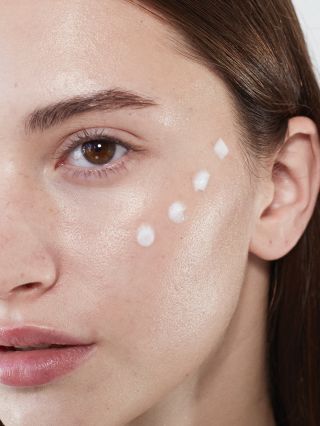 Tvoje připomínka na dnešní večerní péči 🫶🏻🤍 Dopřej si noční masku, nebo oblíbený noční krém 🥰 Ráno ti tvoje pleť poděkuje 💫